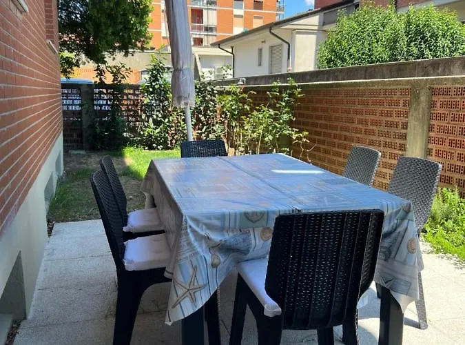 Casa Marina Giardino Delle Rose * מרינה די קררה